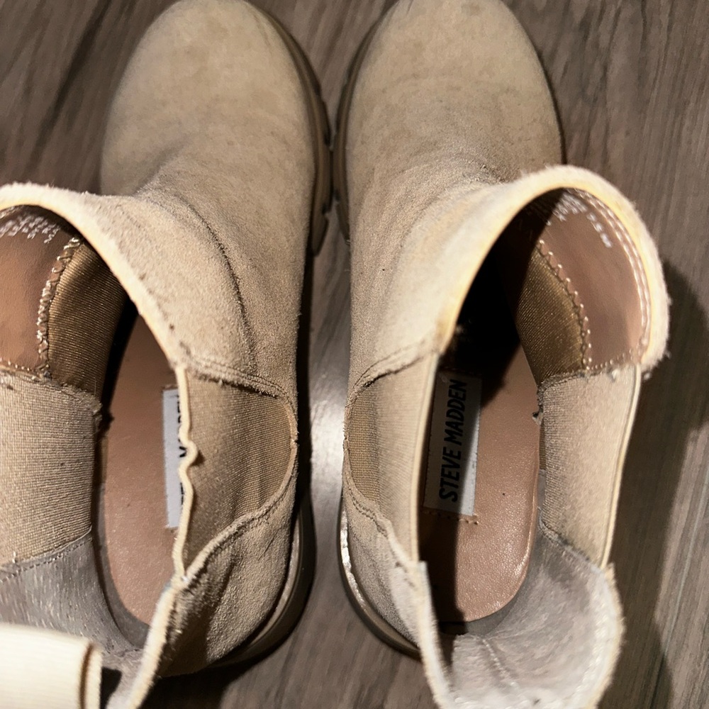 Steve Madden Beige Suede Chelsea Lug-Heel Ankle Boots - Picture 5 of 6